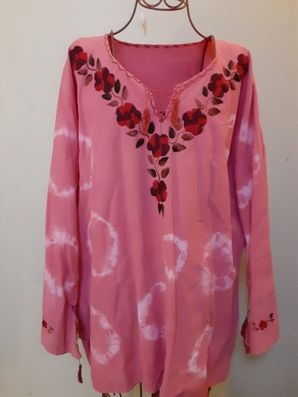 Woman long sleeve, bohemian, flower embroidery neck Faded white circles Pink top